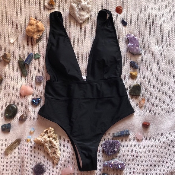 Heartbreak Swimwear Other - HP 🎉Black one piece swimsuit